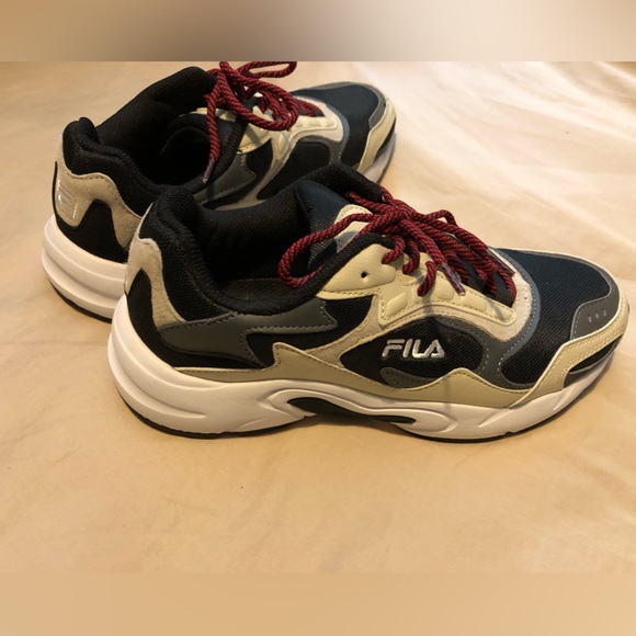 Fila runners. I bought them at winners and wore them once - Picture 3 of 6